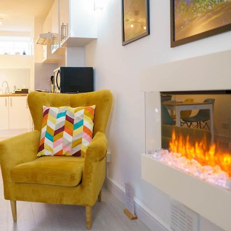 Pass The Keys Modern 2 Bed Flat Overlooking Aberaeron Harbour ภายนอก รูปภาพ
