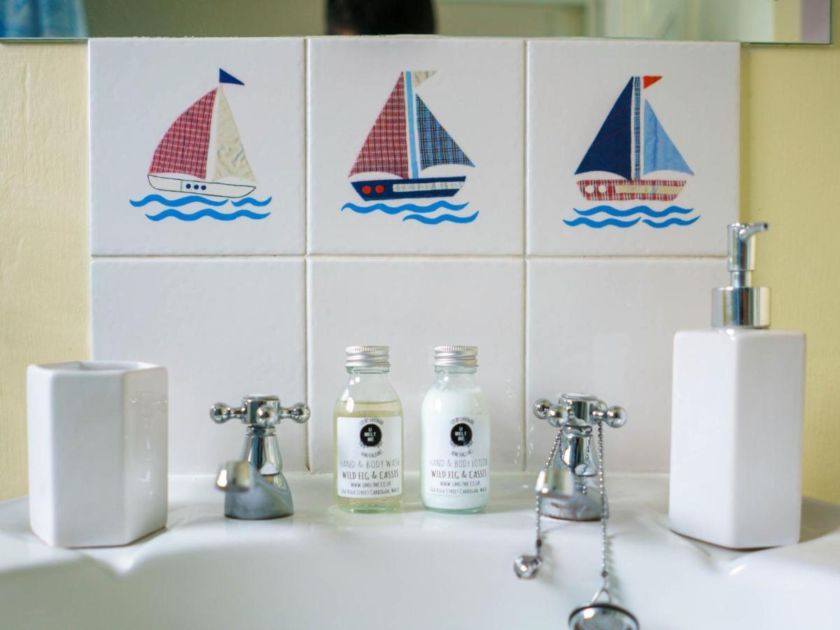 Pass The Keys Modern 2 Bed Flat Overlooking Aberaeron Harbour ภายนอก รูปภาพ